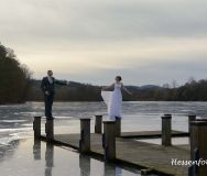 Winterhochzeit: Brautpaarshooting am gefrorenen See in Marbach (Petersberg, Hessen)
