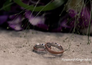 Erdige & mystische Bildbearbeitung der Hochzeitsringe einer klassischen Hochzeit in Frankfurt am Main