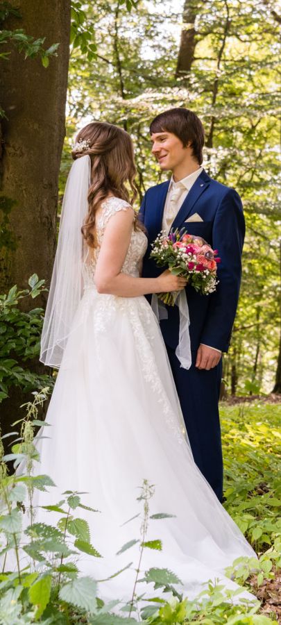 Hochzeitsbilder im Wald mit standesamtlicher Trauung und Brautpaarshooting