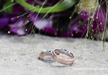 Natürliche und echte Fotos von Euren Hochzeitsringen mit der originalen Bildbearbeitung