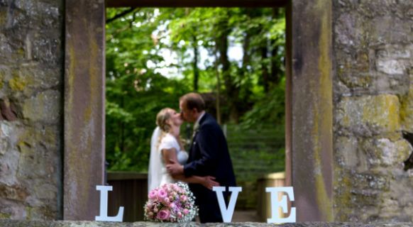 Brautpaarshooting im Schlosspark Fulda vom preiswerten Hochzeitsfotograf